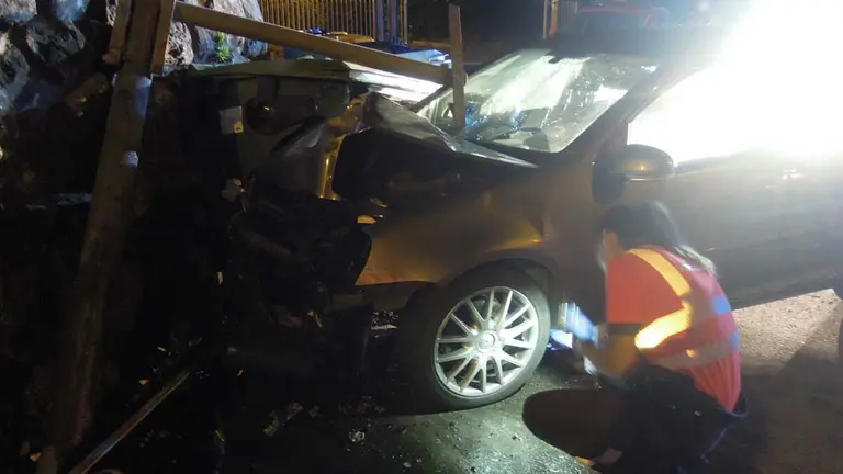 Herido un conductor de 22 años al salirse de la vía en Atallu y chocar contra un muro. POLICÍA FORAL