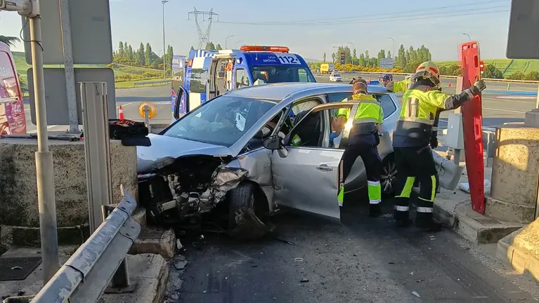 Dos personas heridas tras chocar contra el peaje de Zuasti. BOMBEROS DE NAVARRA