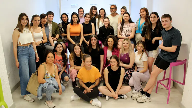 El alumnado de Diseño de Moda de Creanavarra con los diseñadores de Malne. CEDIDA
