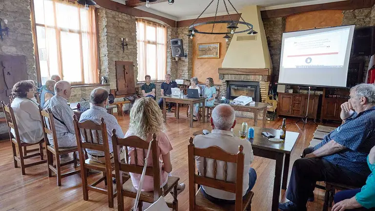 El historiador Igor Cacho, el alcalde de Legarda, Silvestre Belzunegui, Blanca Petrina y Cristina Asiain, de AZ2 Comunicación, la empresa que ha llevado adelante el proyecto de archivo digital, en la presentación al vecindario. CEDIDA