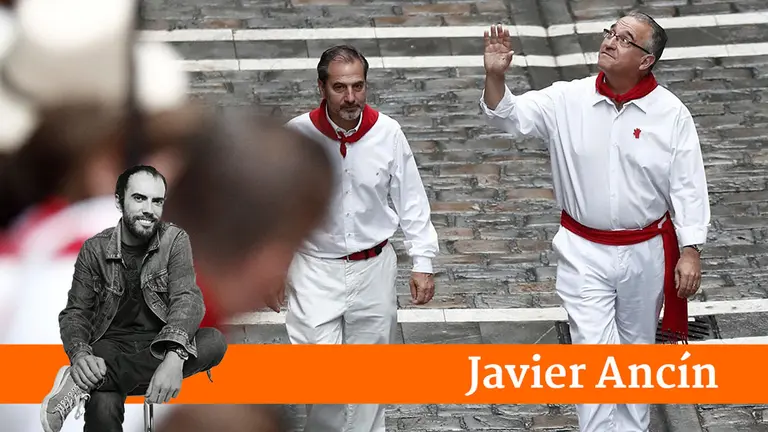 GRAFCAV6093. PAMPLONA (NAVARRA), 07/07/2019.- El alcalde de Pamplona Enrique maya (d) saluda durante el reconocimiento que hace del recorrido del encierro antes de que de comienzo. Hoy se ha celebrado el primer encierro de estos Sanfermines del 2019 protagonizado por los toros de la ganadería salmantina de Puerto de San Lorenzo EFE/ Jesús Diges