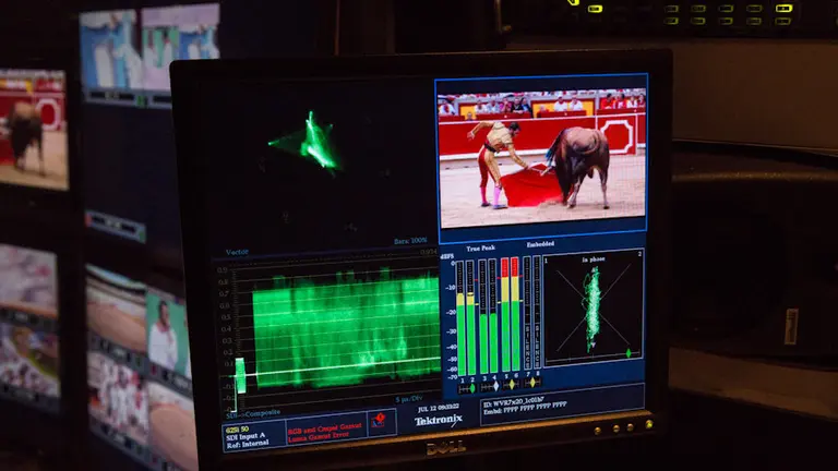 Retransmisión de una de las corridas de San Fermín a través de Movistar en una edición anterior. ARCHIVO / MAITE H. MATEO