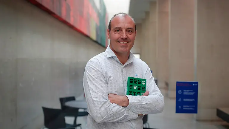 GRAF1922. PAMPLONA, 08/05/2021.- El periodista navarro Alfredo Casares posa para Efe momentos antes de la presentacion de su primer libro, "La hora del periodismo constructivo" (Eunsa, 2021), en donde apuesta por unos medios de comunicación que escuchen todas las voces y que no solo expongan los problemas y el lado negativo de la realidad, sino que también muestren los hechos positivos y trabajen con rigor en la búsqueda de soluciones. EFE/Villar López
