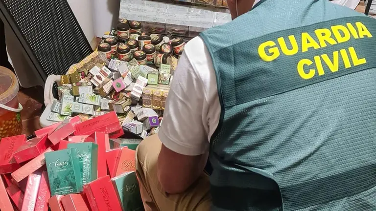 Descubren una tienda que vendía productos de cosmética y de higiene ilegales - GUARDIA CIVIL