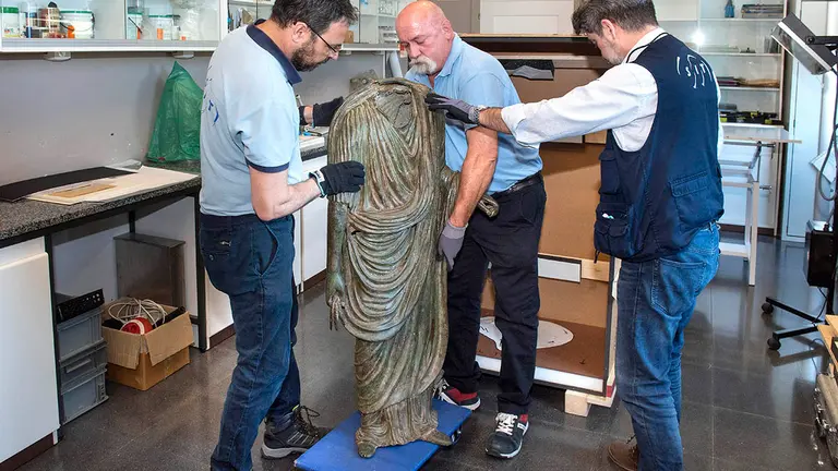 Trabajadores de la empresa especializada en transporte de obras de arte extraen al Togado de Pompelo y lo depositan en el Museo de Navarra. GOBIERNO DE NAVARRA