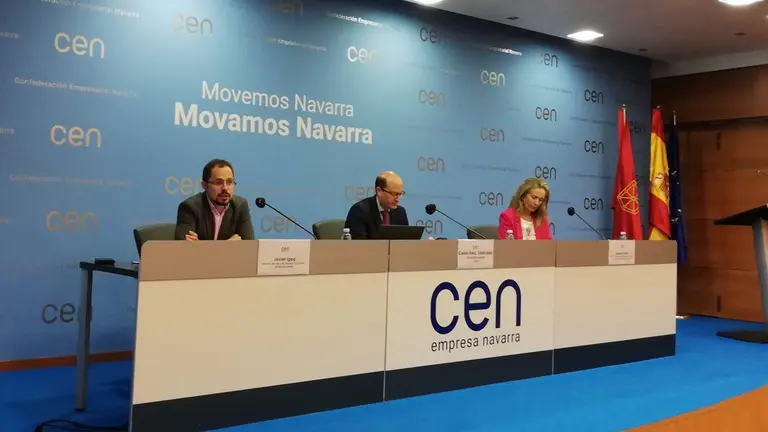 El director del área de Empresa Saludable de Mutua Navarra, Javier Igea; el secretario general de CEN, Carlos Fernández Valdivielso; y la directora general de Política de Empresa, Proyección Internacional y Trabajo, Izaskun Goñi. CEDIDA