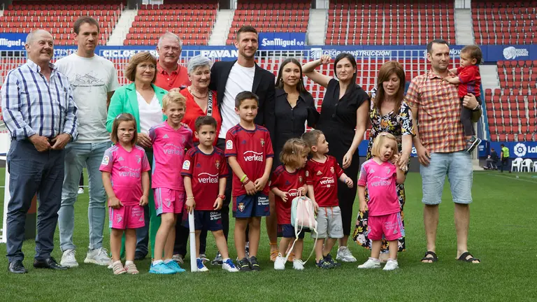 El capitán de Osasuna, Oier Sanjurjo, se despide de la afición en el estadio de El Sadar. IÑIGO ALZUGARAY
