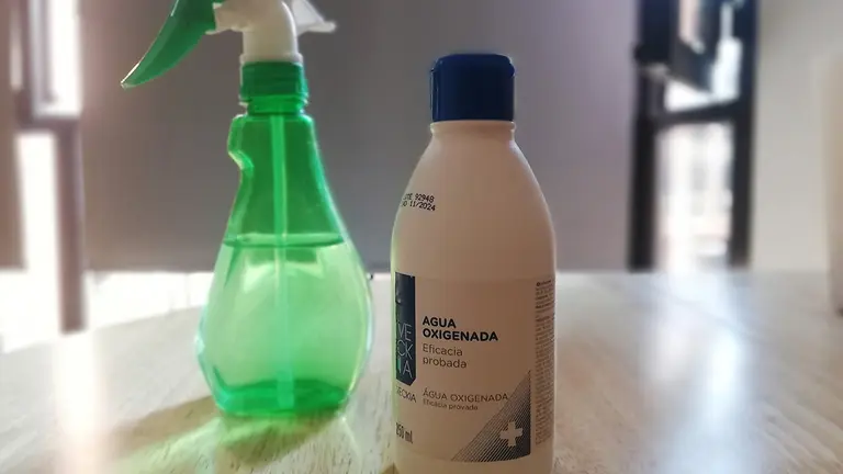 Imagen de archivo de un bote de agua oxigenada.
