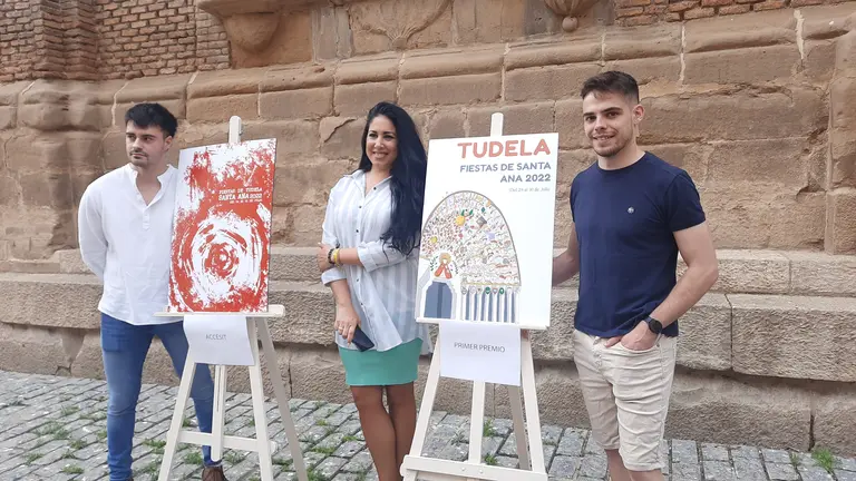 Francisco Javier Larreta Perales, a la derecha, ha ganado el concurso de carteles para las Fiestas de Santa Ana 2022. CEDIDA