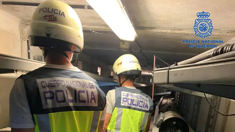 Dos agentes de Policía Nacional revisan una de las infraestructuras. POLICÍA NACIONAL