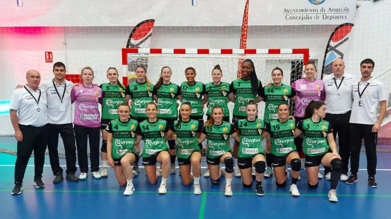 El Beti Onak femenino posa en la pista de juego en Arrecife de Lanzarote. @beti_onak