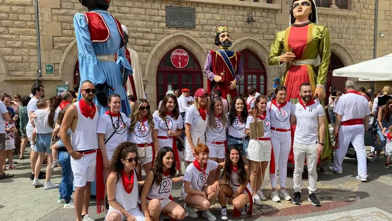 La Quinta del 93 han sido los encargados de dar comienzo a las fiestas - NAVARRA.COM