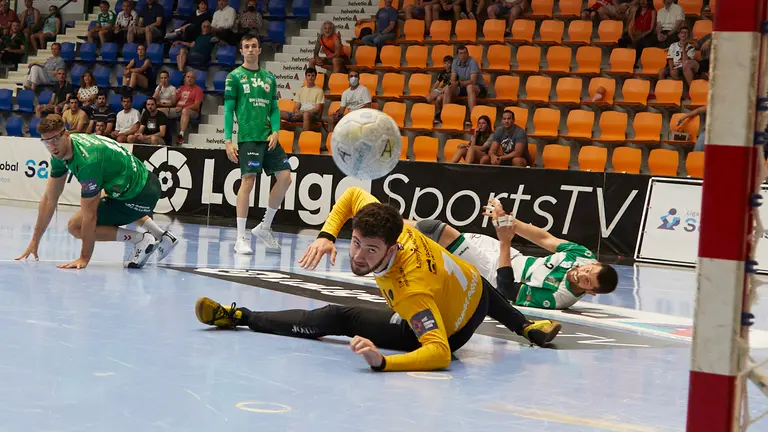 Partido de la liga Asobal de balonmano entre Anaitasuna y Ciudad de Logroño disputado en Pamplona. IÑIGO ALZUGARAY