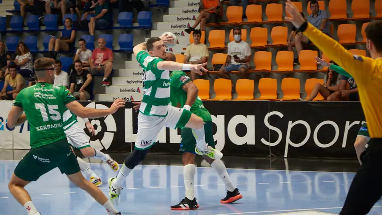 Partido de la liga Asobal de balonmano entre Anaitasuna y Ciudad de Logroño disputado en Pamplona. IÑIGO ALZUGARAY
