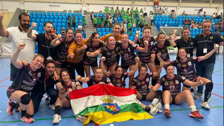 Manu Etayo, primero por la derecha arriba, celebra con sus jugadoras el ascenso en Lanzarote. @SportingLR