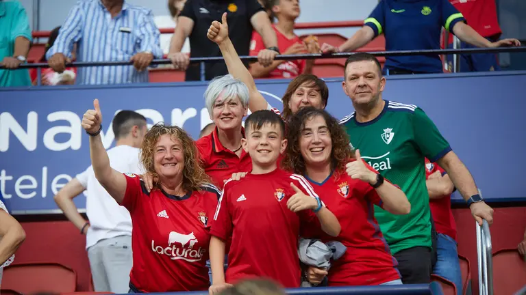La grada de El Sadar durante el partido de La Liga Santander entre Osasuna y Mallorca. IÑIGO ALZUGARAY