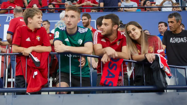 La grada de El Sadar durante el partido de La Liga Santander entre Osasuna y Mallorca. IÑIGO ALZUGARAY