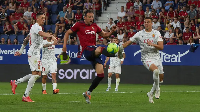 Partido de La Liga Santander entre Osasuna y Mallorca disputado en el estadio de El Sadar. IÑIGO ALZUGARAY