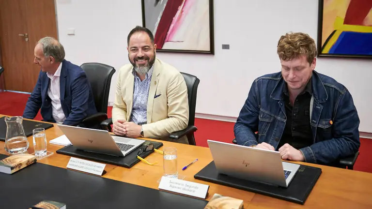 Ramón Alzórriz junto a Maiorga Ramírez y Adolfo Araiz durante la Mesa y Junta de Portavoces. PABLO LASAOSA