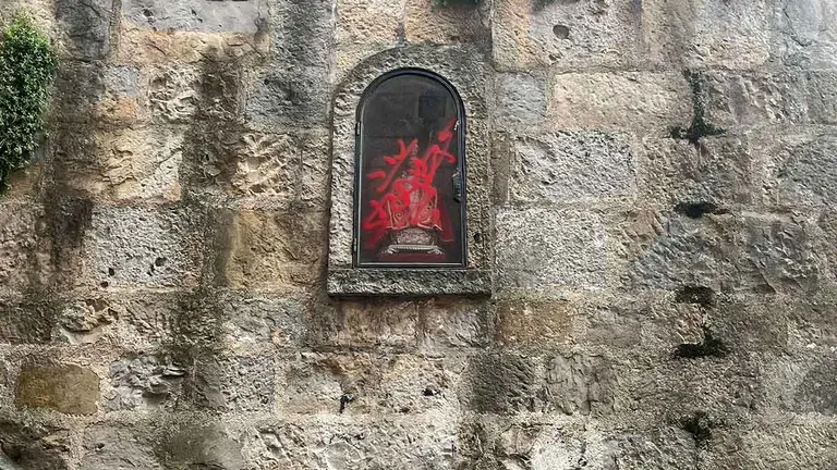 La hornacina de San Fermín amanece pintada. PABLO LASAOSA