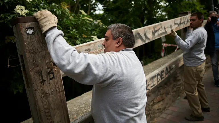La carpintería Hermanos Aldaz Remiro comienza la colocación del primer tramo del vallado del encierro de los Sanfermines de 2022. PABLO LASAOSA