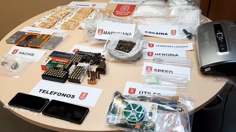 Imagen de lo incautado a los detenidos. POLICÍA FORAL
