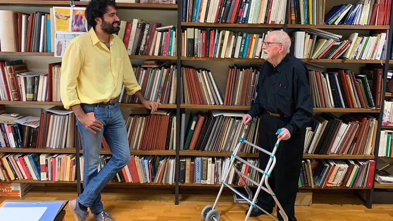Daniel Ramírez durante una visita al padre Tarsicio en su celda del convento de los capuchinos de Pamplona. CEDIDA
