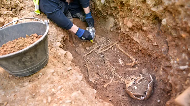 Los miembros de la Gerencia y de la Comisión de Urbanismo del Ayuntamiento visitan las obras de peatonalización de la calle Bosquecillo y conocen los hallazgos arqueológicos encontrados hasta la fecha en la zona. PABLO LASAOSA