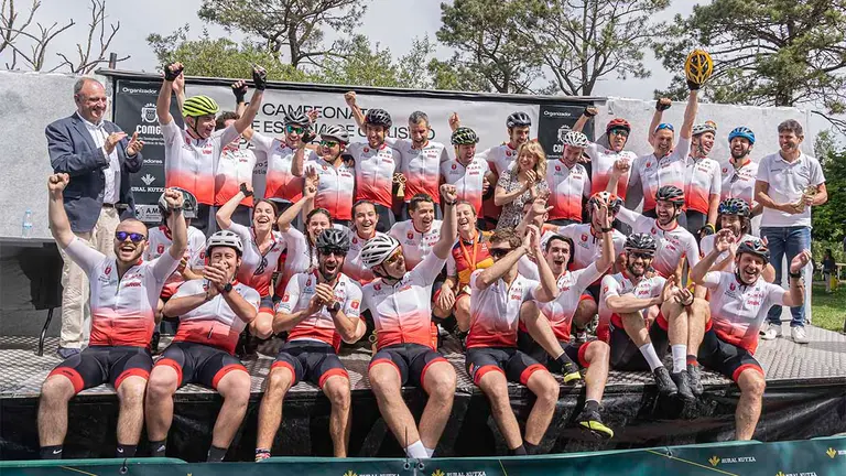 Foto del equipo navarro en el estrado como ganador por equipos