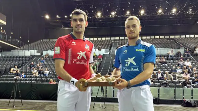 Joseba Ezkurdia y Unai Laso sostienen el cestaño en el Navarra Arena de Pamplona. Baiko.es