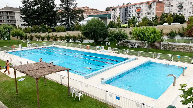 Piscinas al aire libre en el club Oberena de Pamplona. Navarra.com