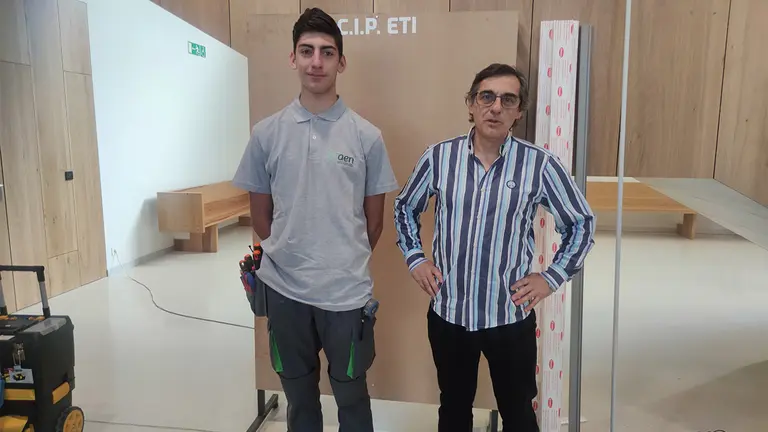 Óscar Azagra y su tutor, Miguel Ángel Hernández (CIP ETI). CEDIDA