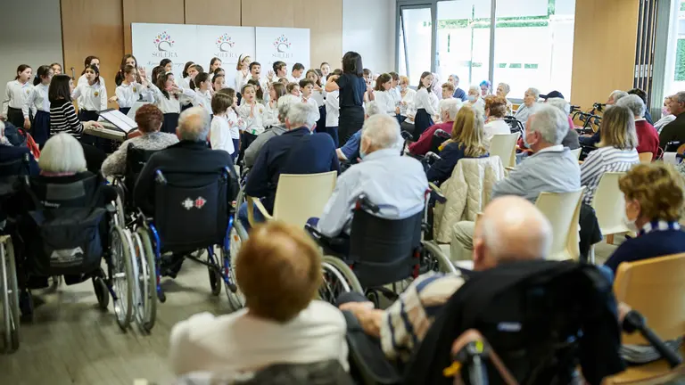 Gran concierto de nuestros mayores de Solera Urban y los/as niños/as del Orfeón Pamplonés a través de la Campaña de la Fundación Solera “Coro Intergeneracional.” PABLO LASAOSA