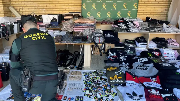 Se ha detenido a un hombre de 61 años por un delito contra la propiedad industrial. GUARDIA CIVIL