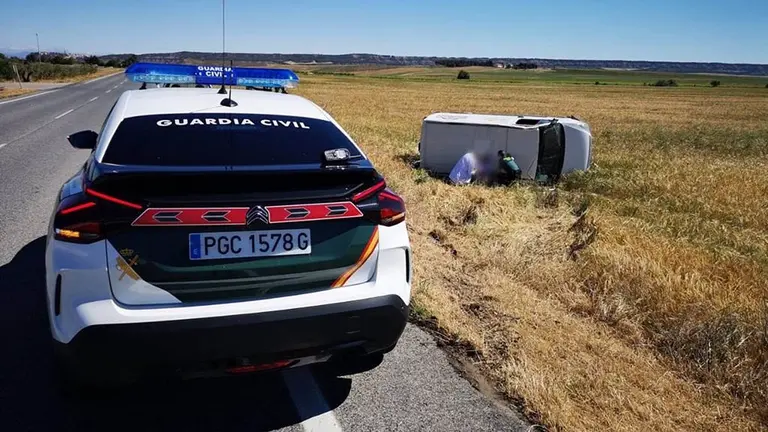 Salida de vía en la NA122 en San Adriáin. GUARDIA CIVIL