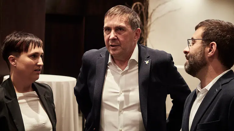 La responsable de política municipal de EH Bildu, Onintze Oleaga; el coordinador general de EH Bildu, Arnaldo Otegi y el director adjunto de relaciones internacionales de EH Bildu, Igor Zulaika, a su llegada a un encuentro con las delegaciones internacionales que han sido invitadas a la Conferencia Municipalista de EH Bildu, en el Hotel Iruña Park de Pamplona, a 27 de mayo de 2022, en Pamplona, Navarra (España). La Conferencia Municipalista de EH Bildu se celebra los días 27 y 28 de mayo con la participación de alcaldes y concejales de EH Bildu y representantes llegados del extranjero para compartir programas e ideas con el objetivo de ser un punto de inflexión en la labor municipal de EH Bildu. EUROPA PRESS