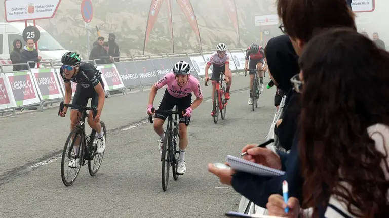Llegada al esprint a la línea de meta situada en Larra-Belagua. Cedida.