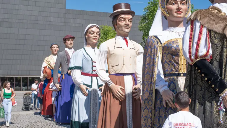 Comparsas de gigantes de diferentes localidades Navarra bailan por las calles del casco antiguo de Pamplona para celebrar el Día Nacional del Celiaco y el 40 Aniversario de la Asociación de Celiacos de Navarra. IRAITZ IRIARTE.