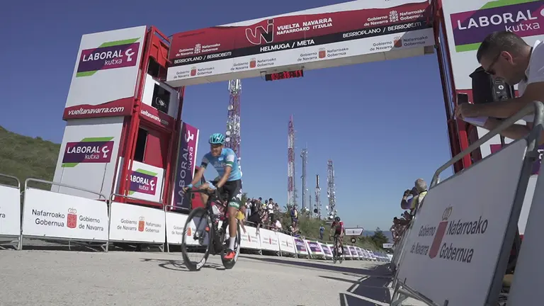 El catalán Marcel Camprubí alcanza la línea de meta en San Cristóbal. Cedida.