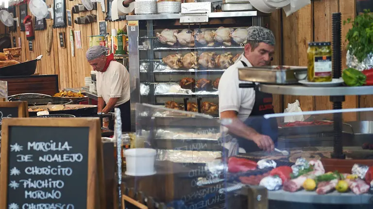 Puestos de comida durante los sanfermines de 2019. MIGUEL OSÉS