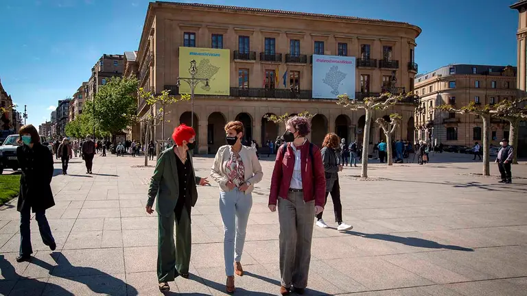 La presidenta del Gobierno de Navarra, María Chivite (c) y la consejera de Salud Santos Induráin (i), durante la presentación este viernes en Pamplona de la campaña "Navarra se vacuna", un mensaje de sensibilización que impulsa el Gobierno Foral con el convencimiento de que las vacunas contra la covid-19 son "el mejor instrumento" para recuperar la normalidad y la satisfacción por la respuesta ciudadana hasta el momento, con un nivel de adhesión muy alto (96 %) que supera "con crecer los objetivos marcados". EFE/Villar López