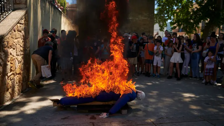 Quema del 'Mayo' en Murieta. IRANZU LARRASOAÑA