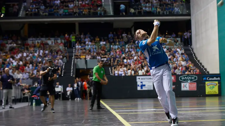 El navarro Unai Laso se ha proclamado campeón del Manomanista de Pelota tras imponerse a Joseba Ezkurdia (7-22) en la final disputada en el Pabellón Navarra Arena. IÑIGO ALZUGARAY