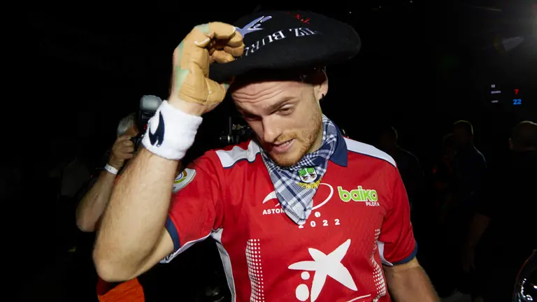 El navarro Unai Laso se ha proclamado campeón del Manomanista de Pelota tras imponerse a Joseba Ezkurdia (7-22) en la final disputada en el Pabellón Navarra Arena. IÑIGO ALZUGARAY