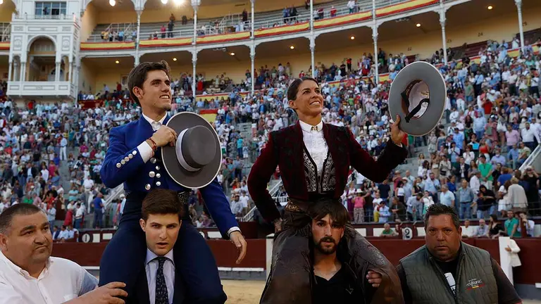 MADRID, 29/05/2022.-La rejoneadora Lea Vicens y el rejoneador Guillermo Hermoso de Mendoza, dan la vuelta al ruedo y salen a hombros por la Puerta Grande, este domingo en la Plaza de toros de Las Ventas en Madrid. El joven Guillermo Hermoso de Mendoza se consagró este domingo en Madrid, en la tarde de su confirmación de alternativa, al cortar tres orejas después de una gran actuación ante una extraordinaria corrida de El Capea, con la que también triunfó, en tono menor, la francesa Lea Vicens.-EFE / JJ Guillén
