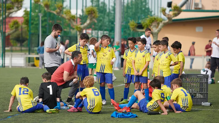 Un equipo de Fútbol 8 del Club Deportivo Amigó, durante el descanso de uno de sus partidos. PABLO LASAOSA