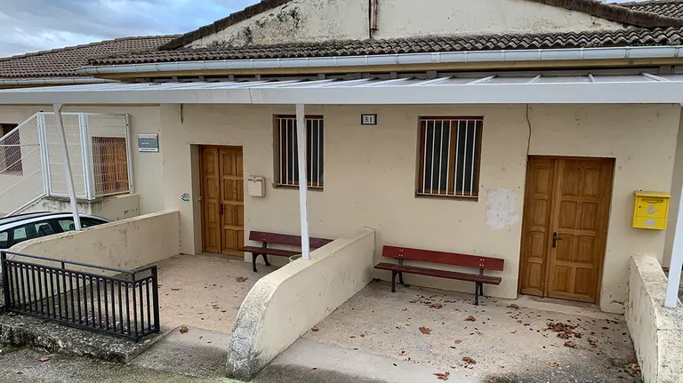 Fachada principal de las antiguas escuelas de Murieta. Navarra.com