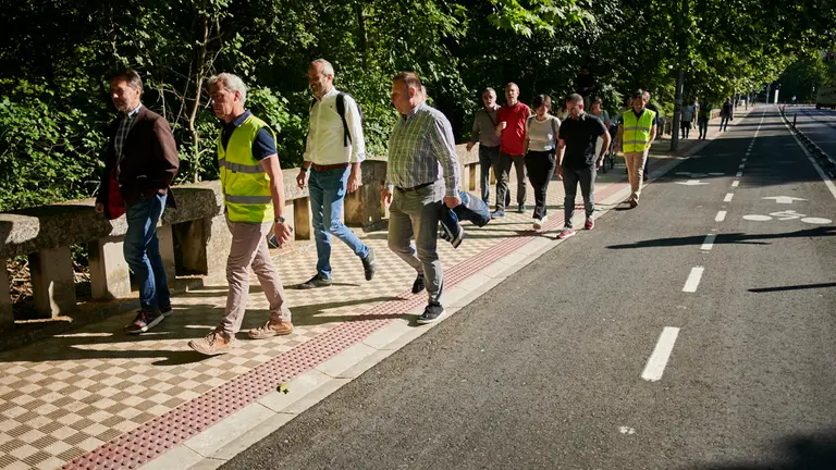 El Consejo de Gerencia de Urbanismo y la Comisión de Urbanismo, con presencia del alcalde, Enrique Maya, visitan las obras de construcción del carril bici de la cuesta de Labrit. PABLO LASAOSA