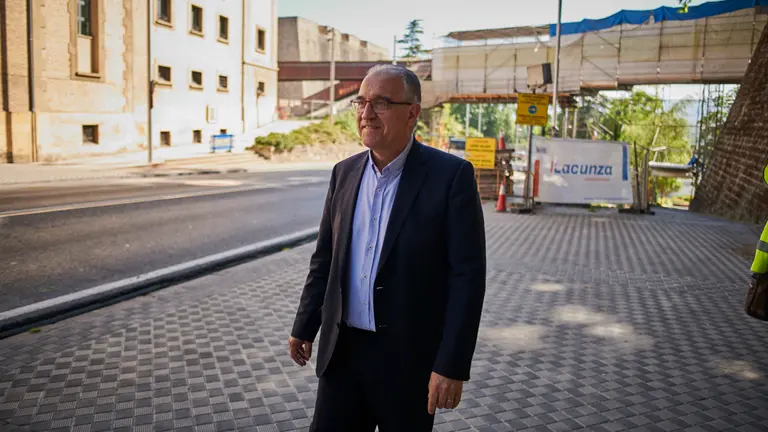 El Consejo de Gerencia de Urbanismo y la Comisión de Urbanismo, con presencia del alcalde, Enrique Maya, visitan las obras de construcción del carril bici de la cuesta de Labrit. PABLO LASAOSA