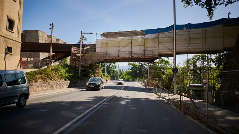 El Consejo de Gerencia de Urbanismo y la Comisión de Urbanismo, con presencia del alcalde, Enrique Maya, visitan las obras de construcción del carril bici de la cuesta de Labrit. PABLO LASAOSA